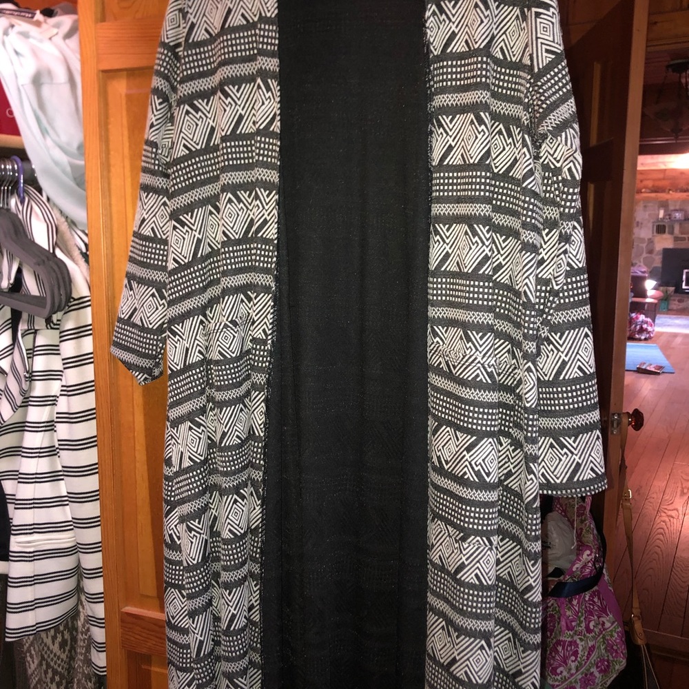 Lularoe Lindsey beautiful textured pattern